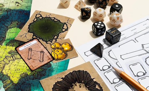 Kaart, dobbelstenen en een karakterblad voor een fantasy-rollenspel liggen op tafel.
